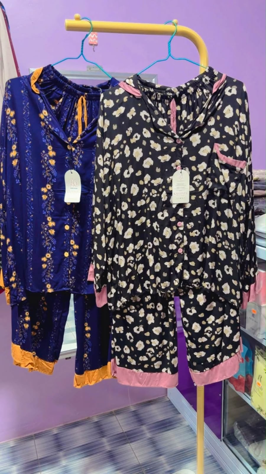 Koleksi daster warna biru dan hitam di NL Collection