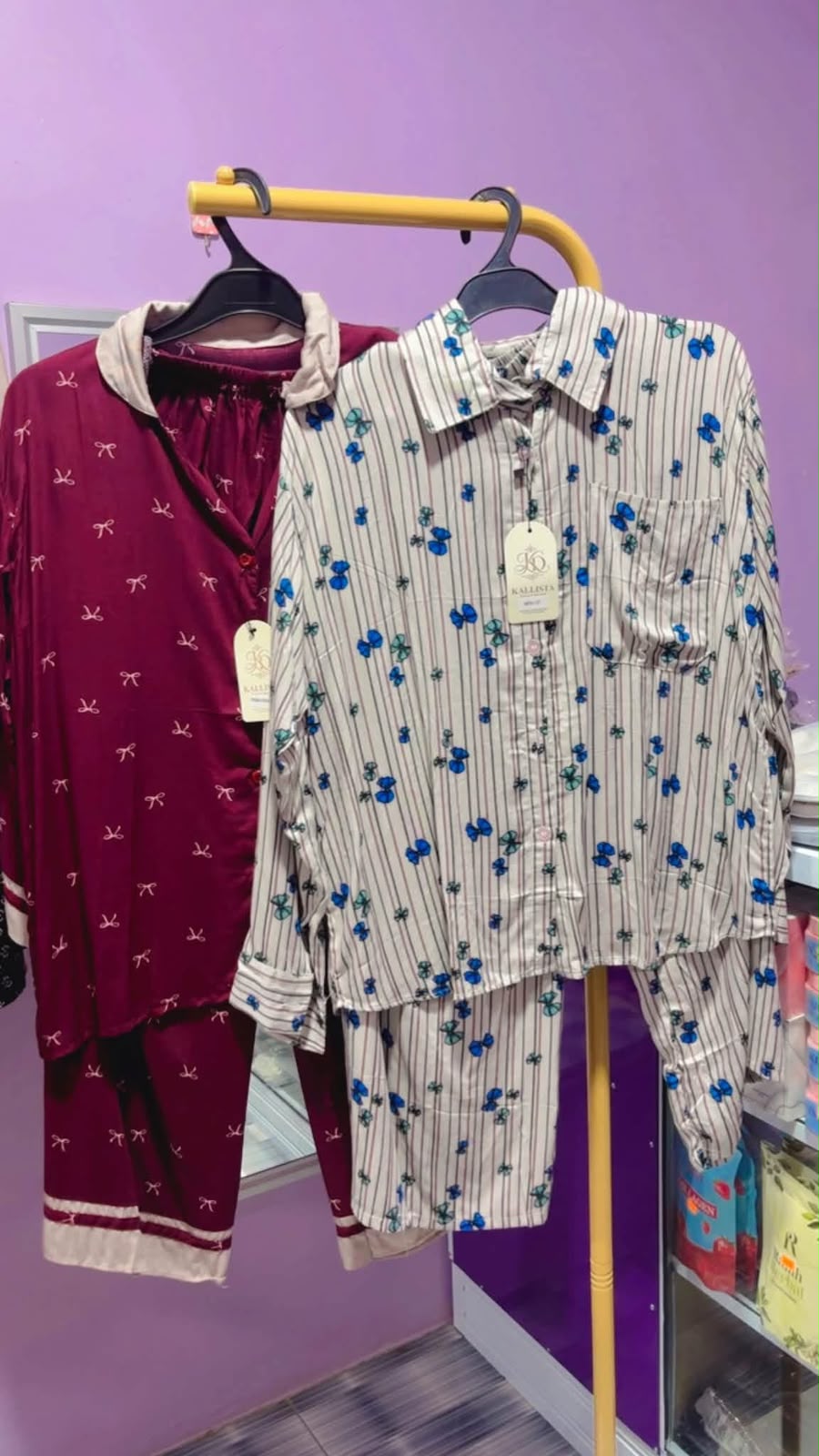 Koleksi pakaian rumahan motif marun dan garis di NL Collection