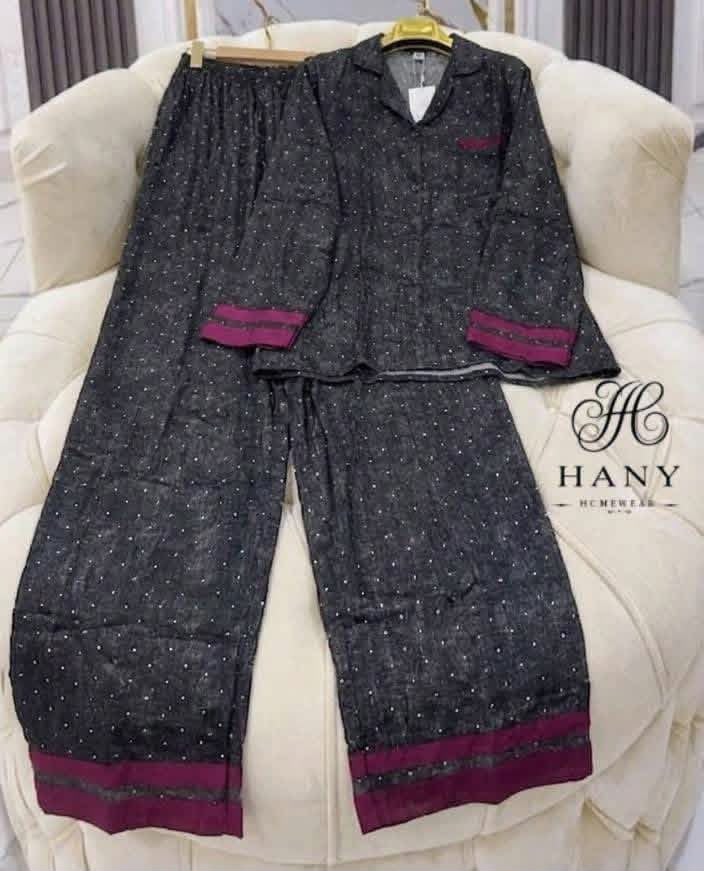 Setelan hitam dengan aksen magenta koleksi NL Collection