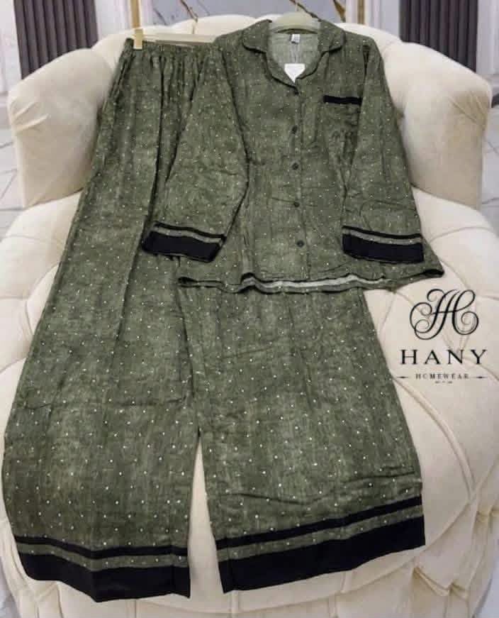 Setelan hijau dengan detail gelap koleksi NL Collection
