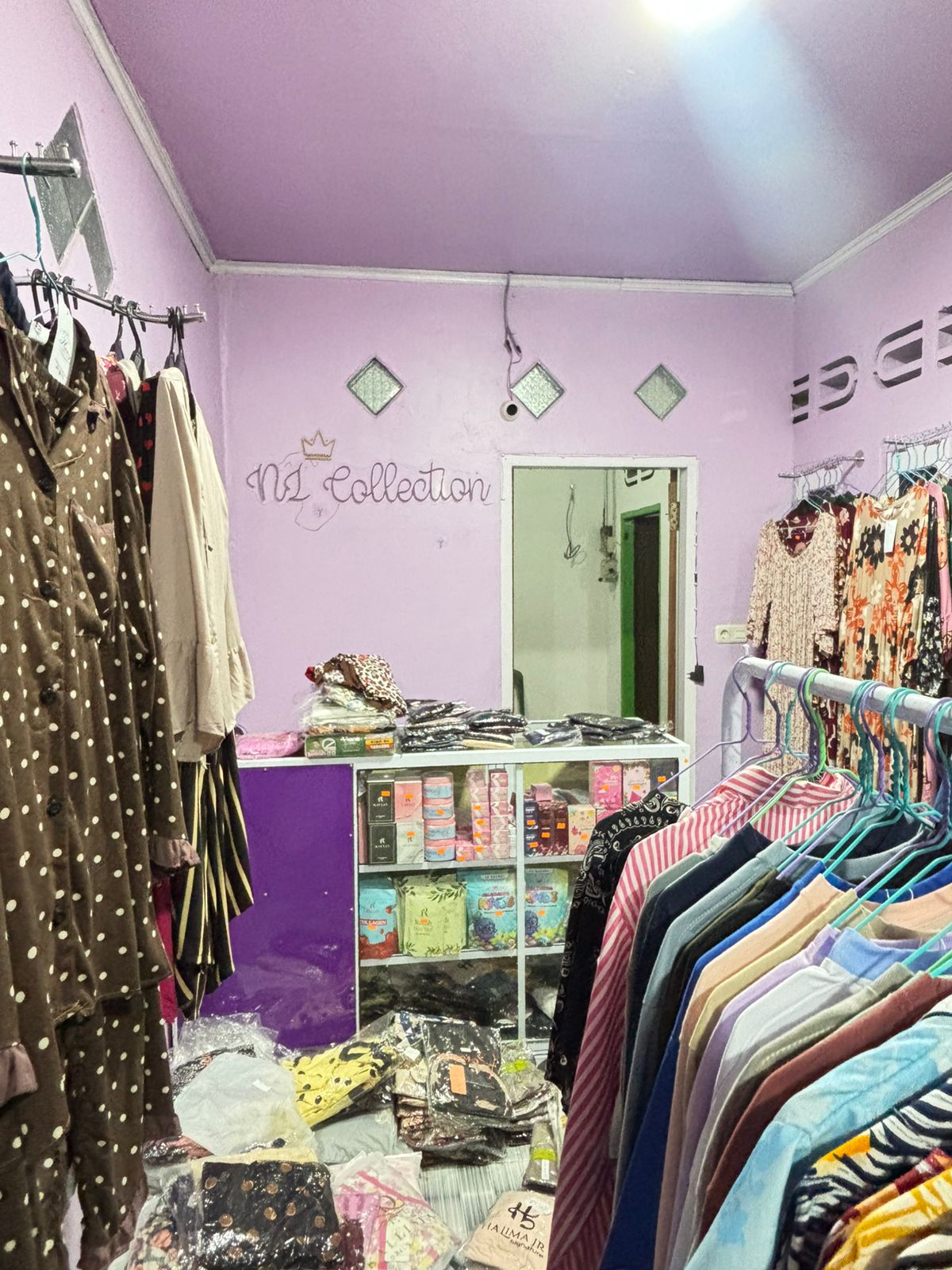 Area koleksi di dalam toko NL Collection