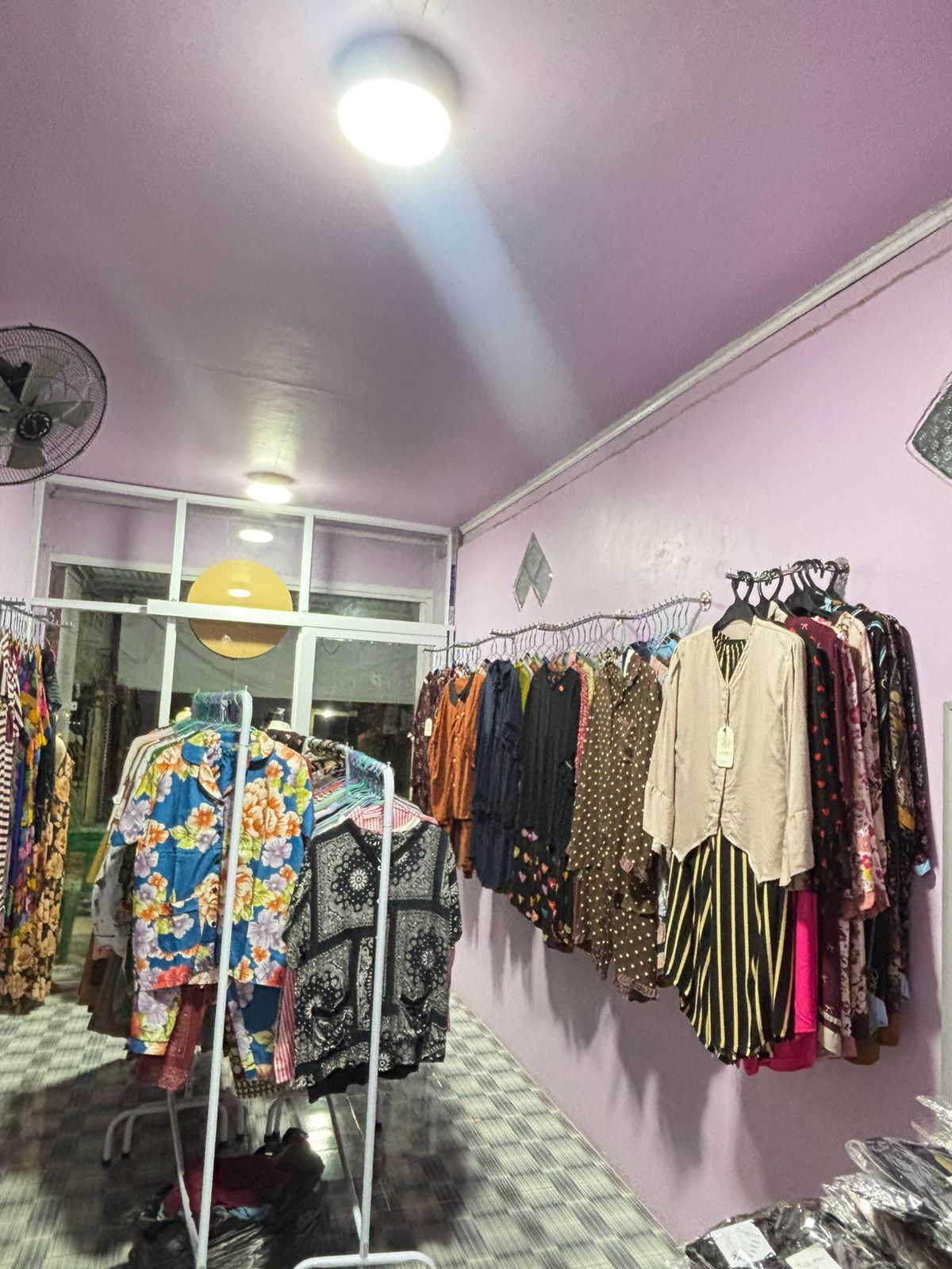Rak pakaian di dalam toko NL Collection